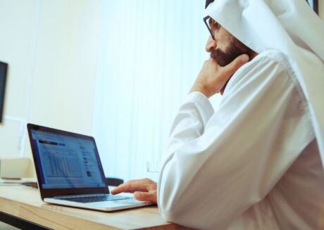 كيف تجد وظيفة في الإمارات؟ أفضل التطبيقات والمواقع لإيجاد عمل